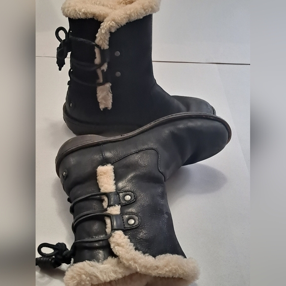 UGG Australia Women's Akadia Boot Size 8 - Picture 1 of 9